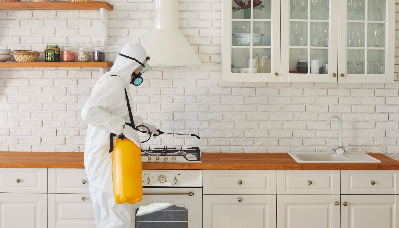 فني من شركة مبيدات يقوم برش وقائي داخل منزل في الكويت باستخدام مبيدات آمنة ومعتمدة لحماية المنزل من الحشرات.