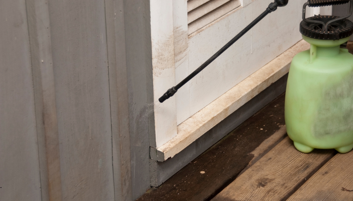 فني من شركة مبيدات الكويت يقوم برش مبيد حشري داخل منزل للقضاء على الحشرات باستخدام أدوات آمنة ومعتمدة