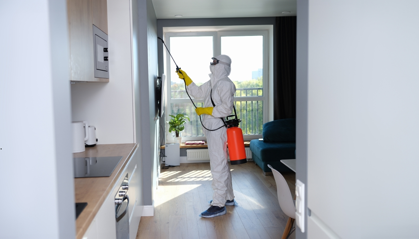 فني رش وقائي يستخدم مبيدات آمنة داخل منزل في الكويت لحماية السكان من الحشرات والصراصير